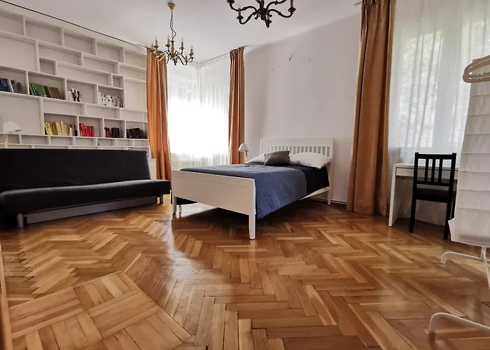 Cozy Spacious Apartment With Balcony