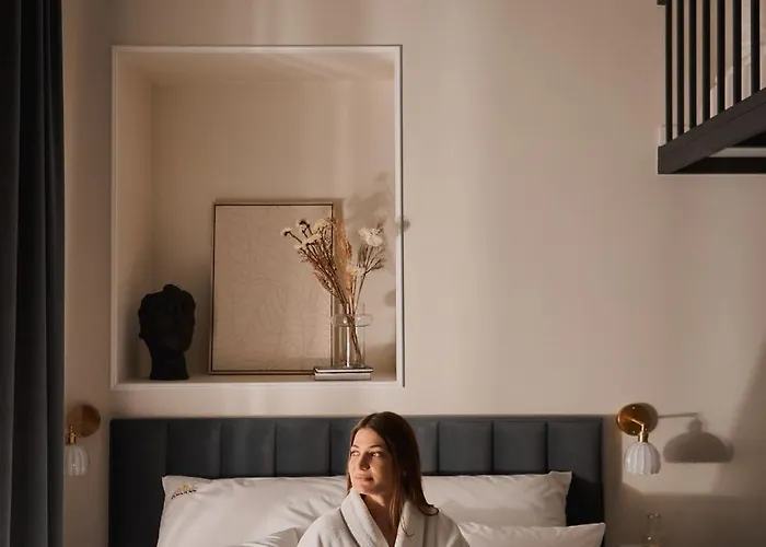 Old Town Charm & Chic By Downtown Apartments