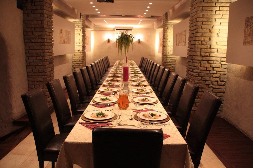 Ester Hotel