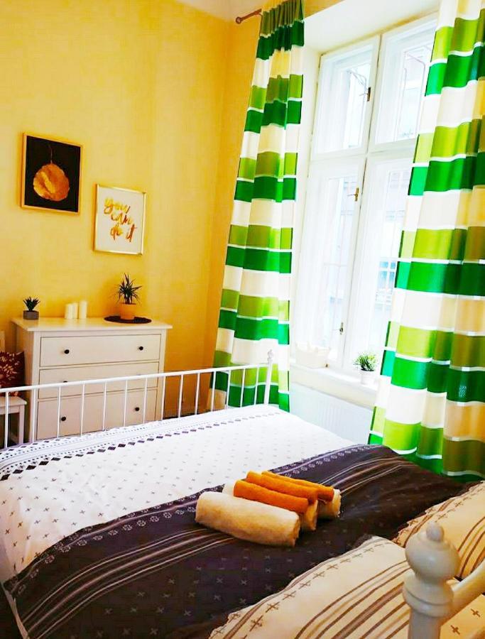 Beautiful With 1 Bedroom Main Square Apartment