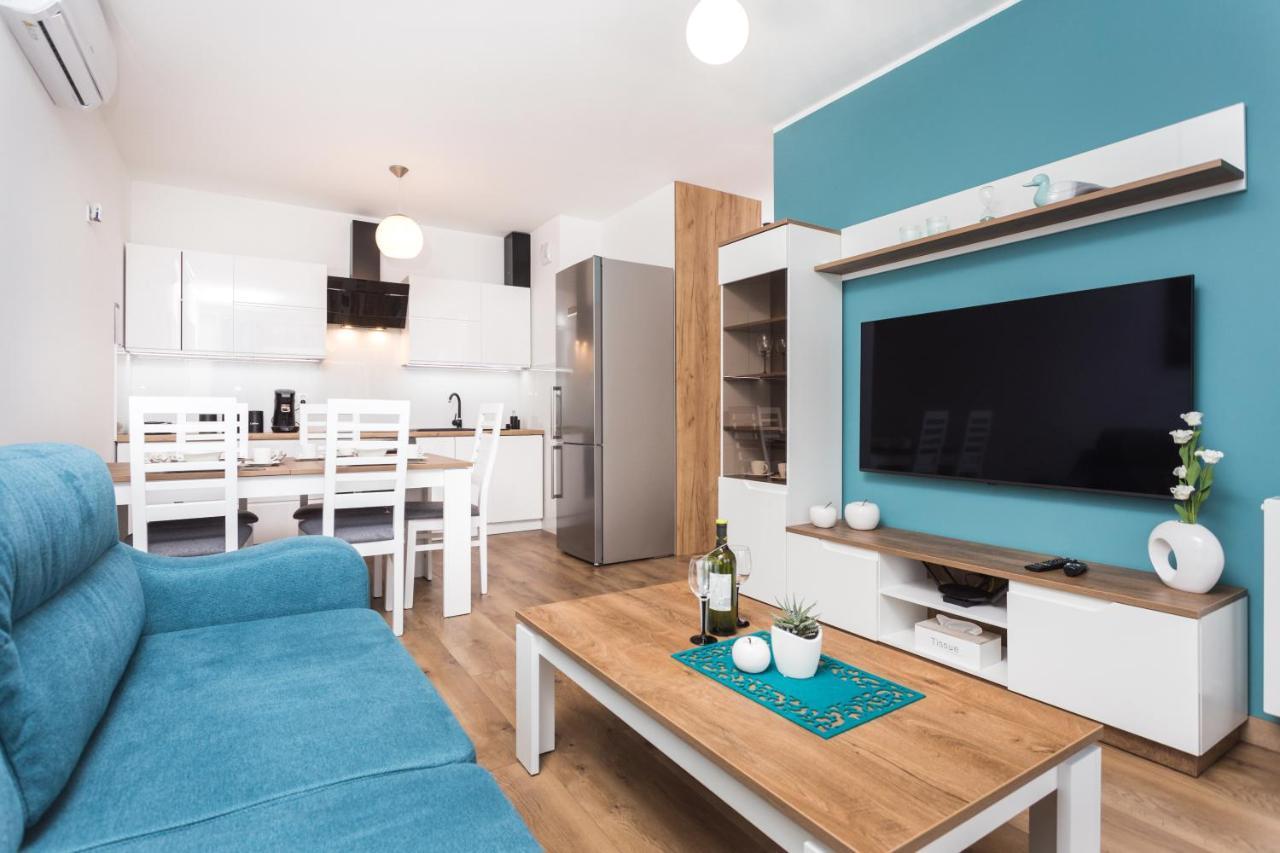 Apartment Of The Kings - Wolf *