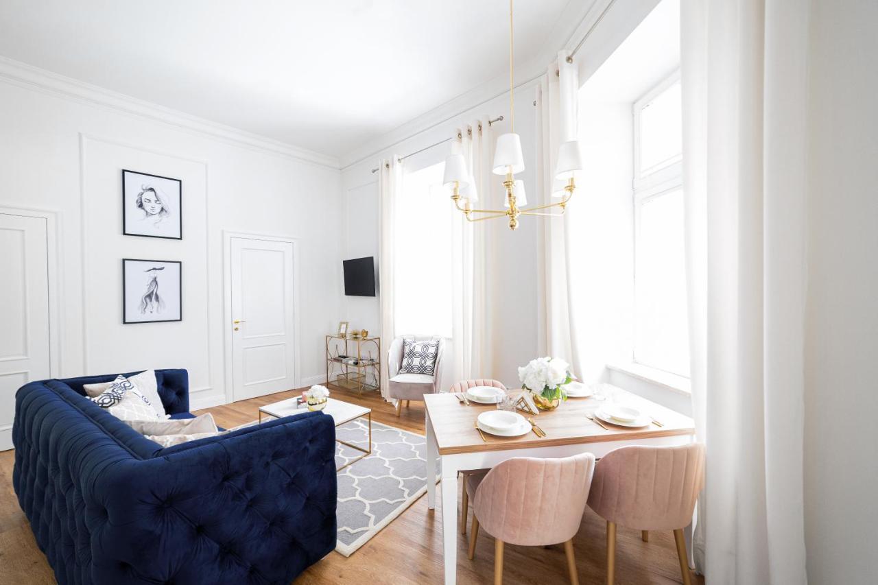 Golden Place Apartment *