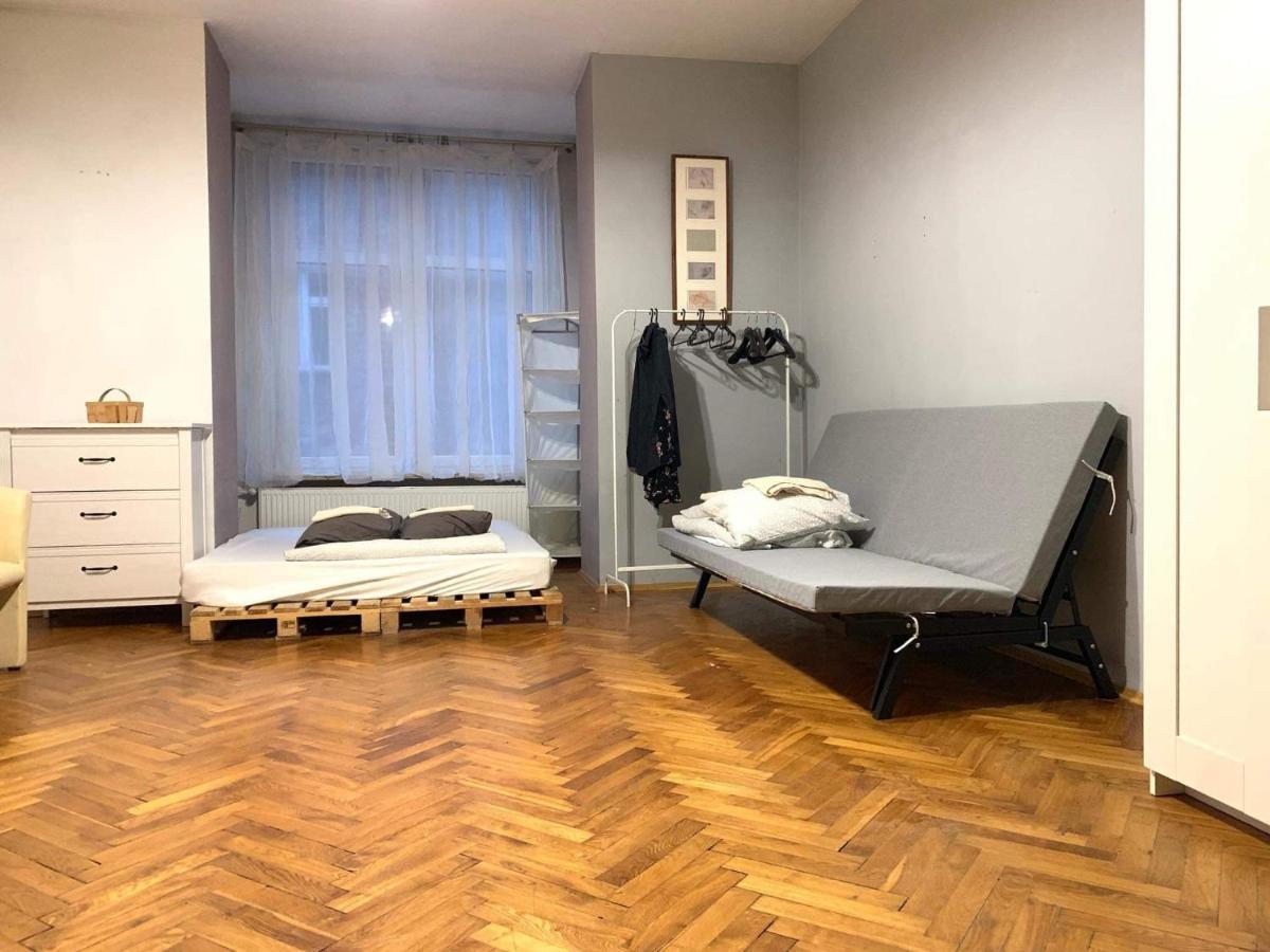 Spacious Apartment *