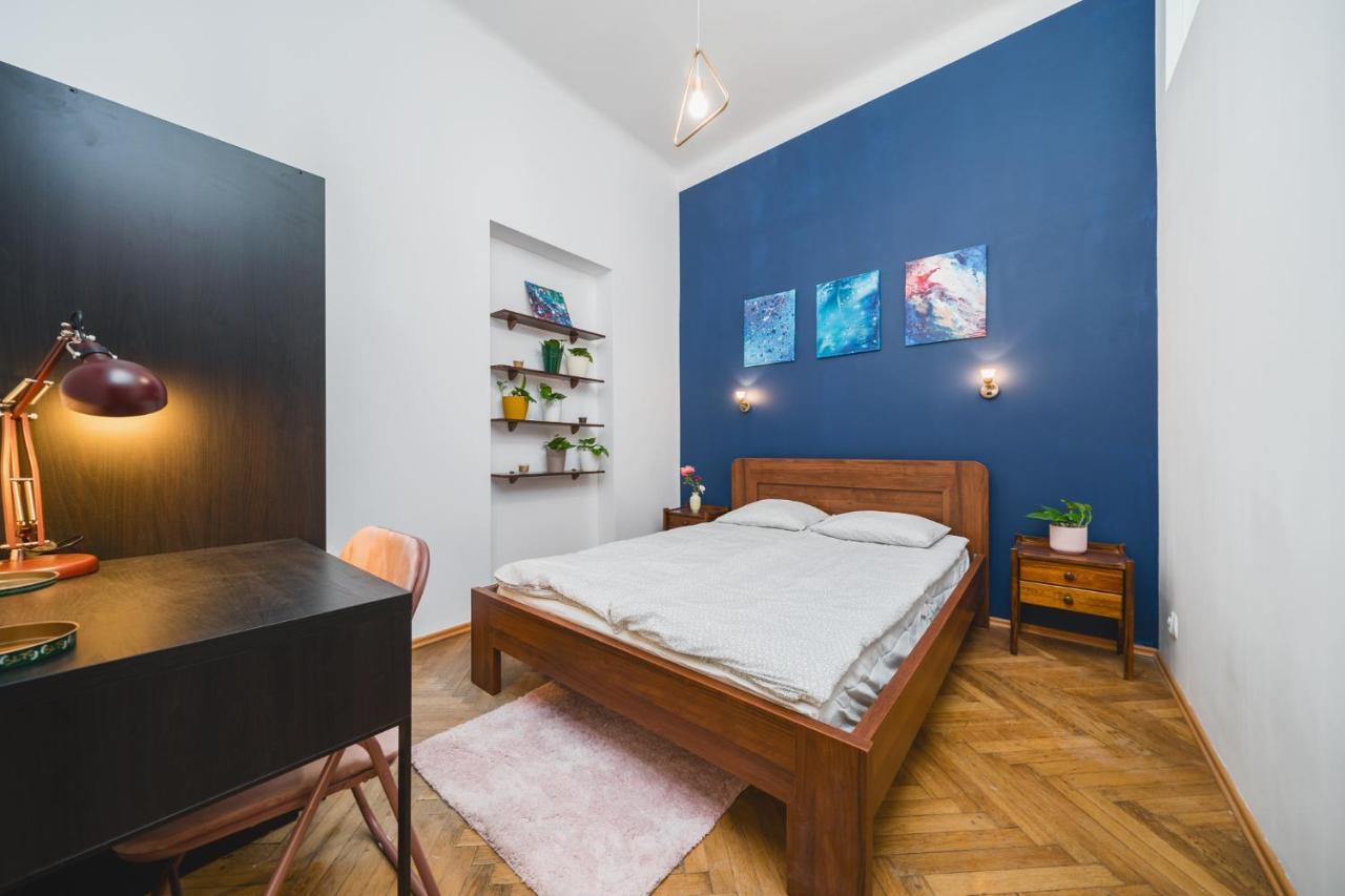 2 Bedroom Next To The Main Railway Station - By Upstairs Apartment *