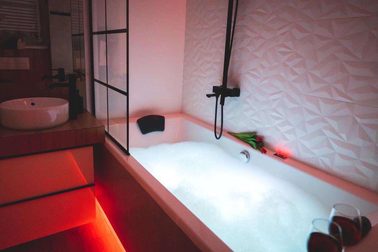 Movie Jacuzzi At The Main Station By Renters *