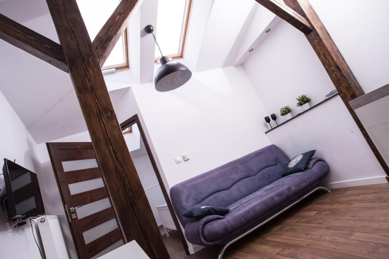 Mirror Apartment *