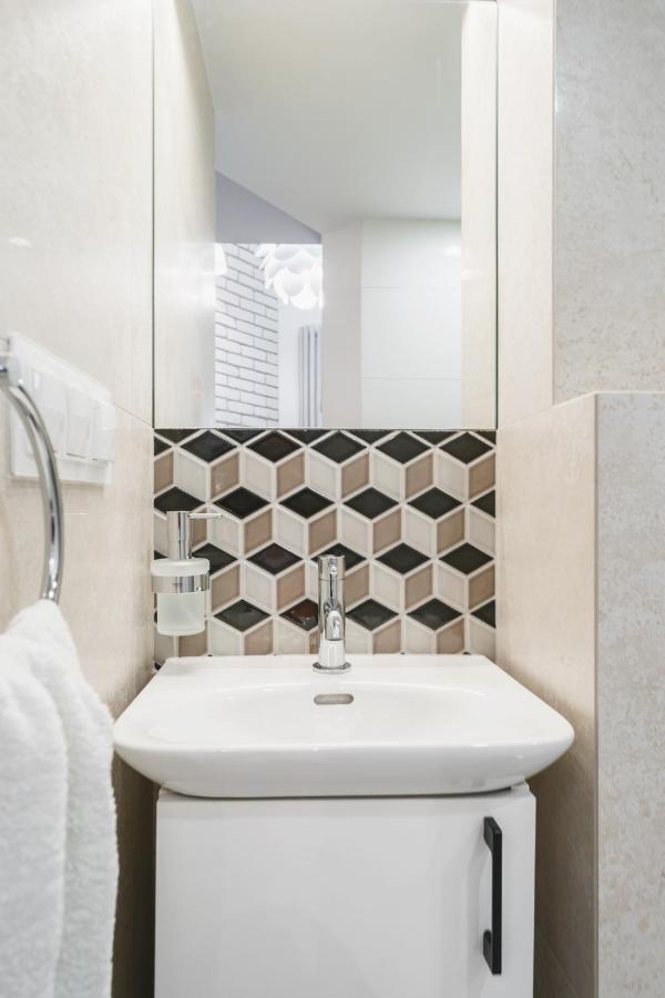 Modern, Well Organised Place In Centre By Homeclick Apartment *