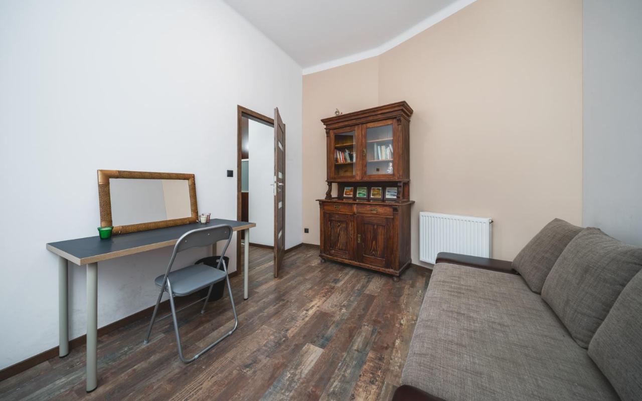 Riverside Center With Classic Vibes - By Upstairs Apartment *