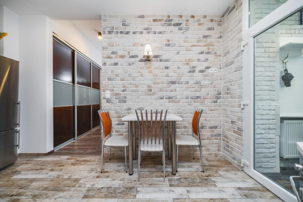 Riverside Center With Classic Vibes - By Upstairs Apartment