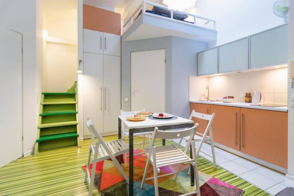 Cupcake 2 Bedroom Loft Apt In Location!