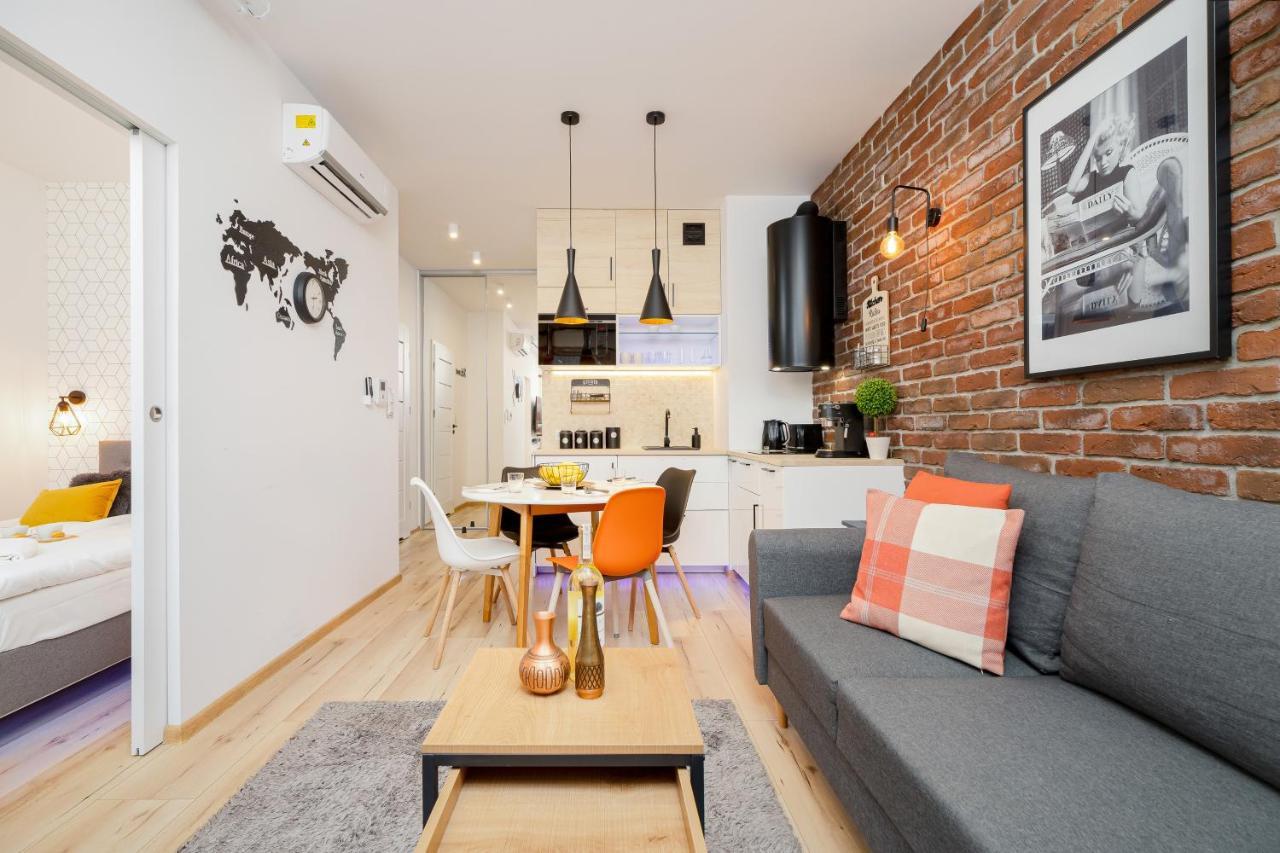 Apartment Movie Jacuzzi At The Main Station By Renters *