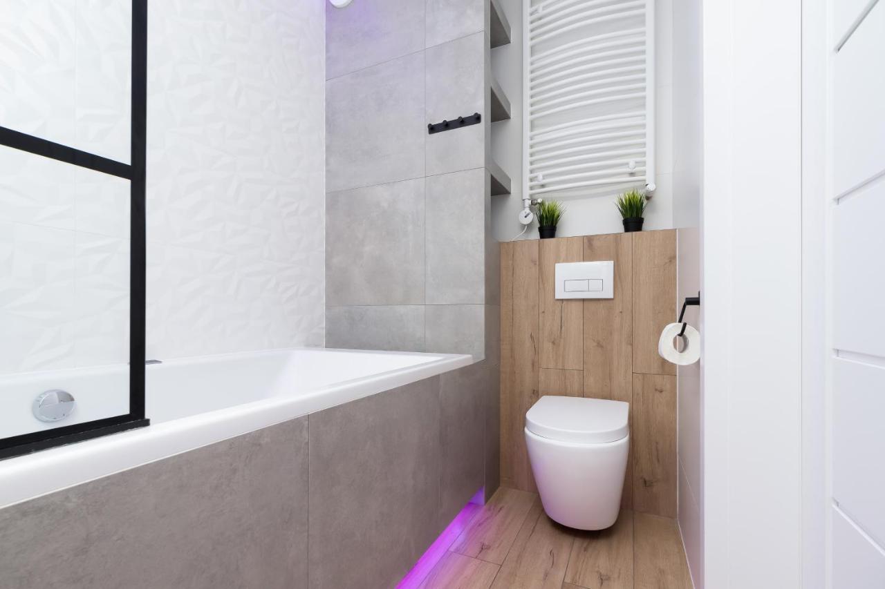 Movie Jacuzzi At The Main Station By Renters Apartment