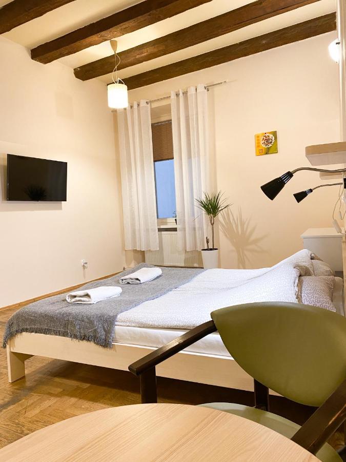Faust Aparthostel Hostel *