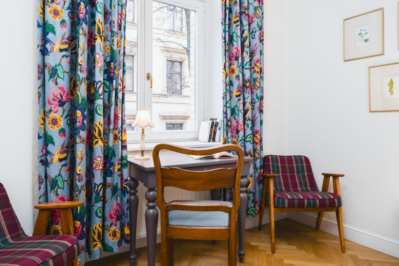 Classy Old Town - By Upstairs
