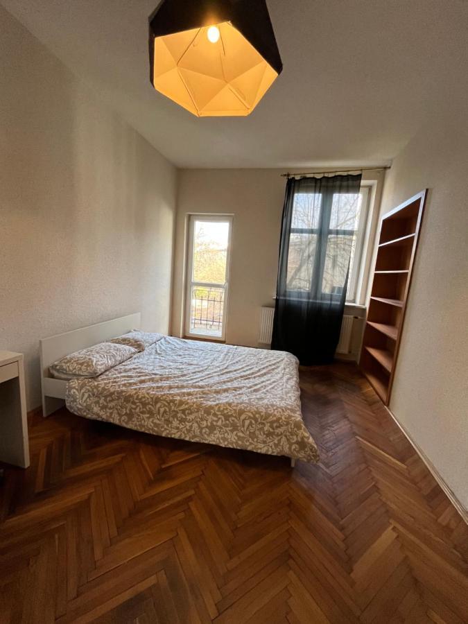 Spacious Apartment *