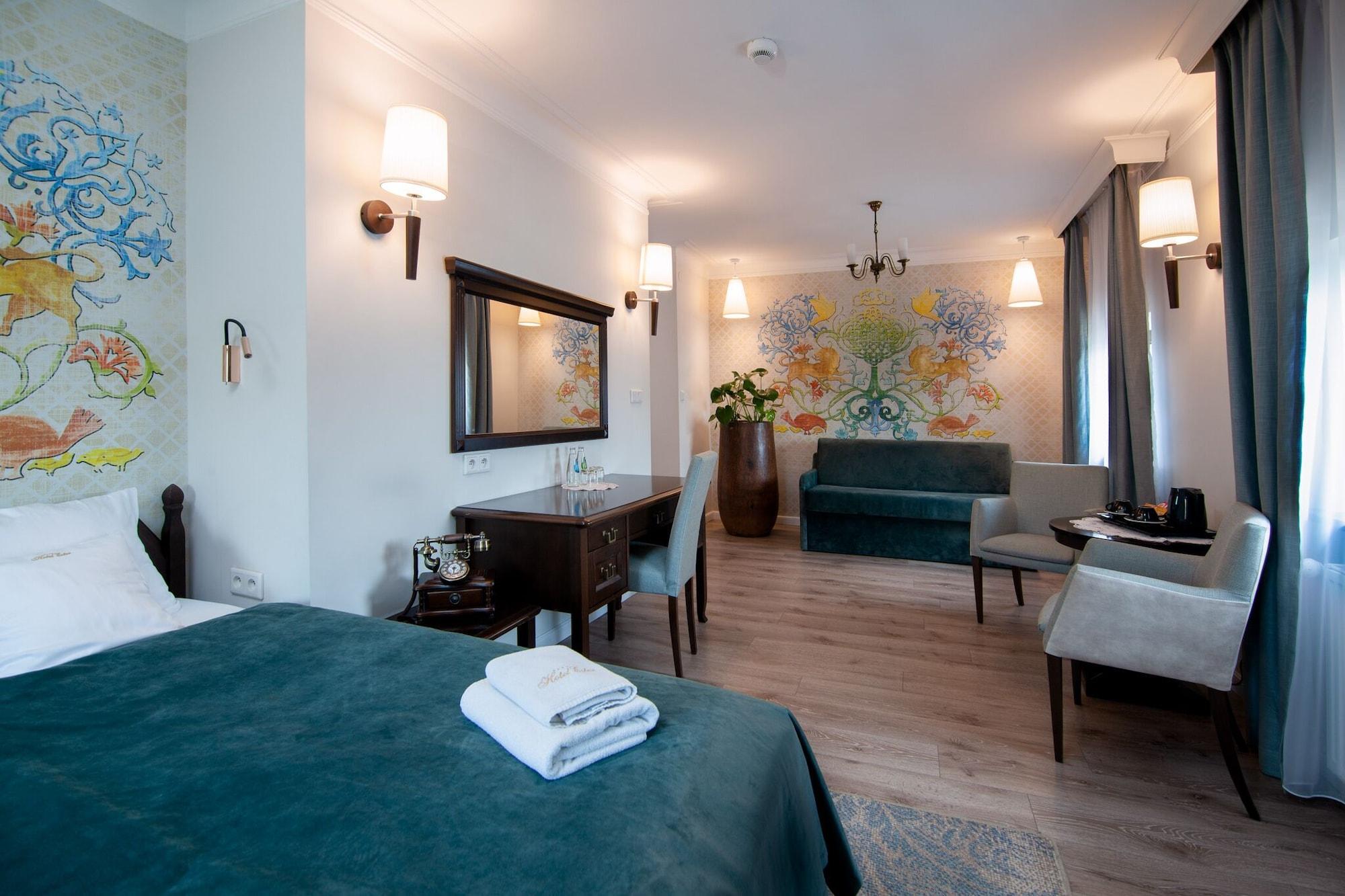 Ester Hotel