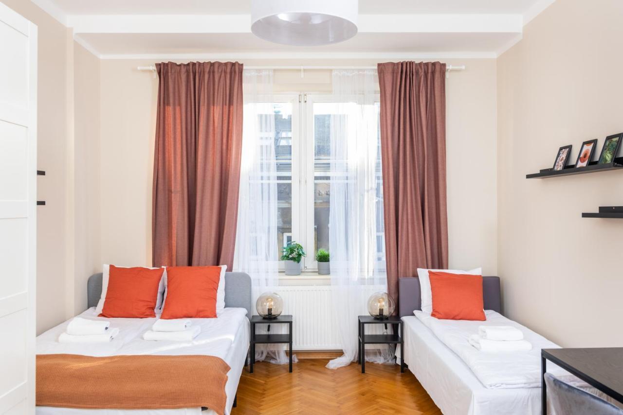 Spacious Around The Food Market - 5' To The Market Square - By Upstairs *