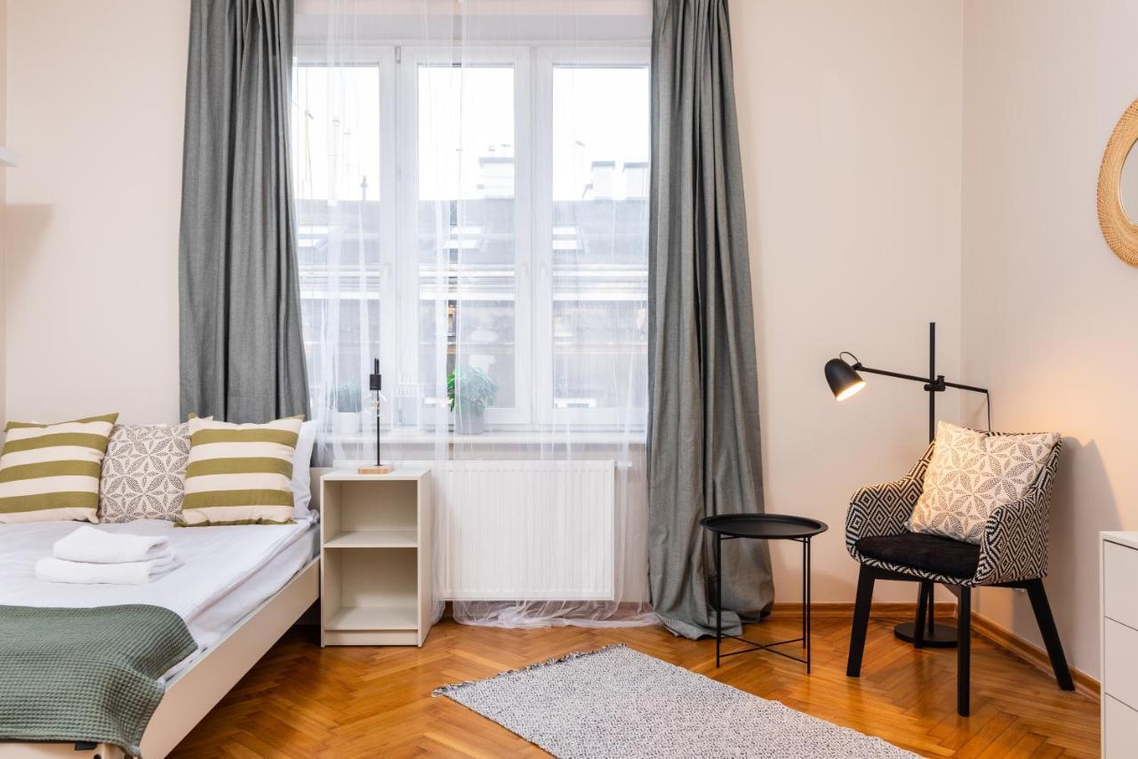 Spacious Around The Food Market - 5' To The Market Square - By Upstairs Apartment *