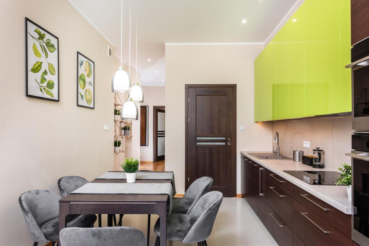 Spacious Around The Food Market - 5' To The Market Square - By Upstairs Apartment *