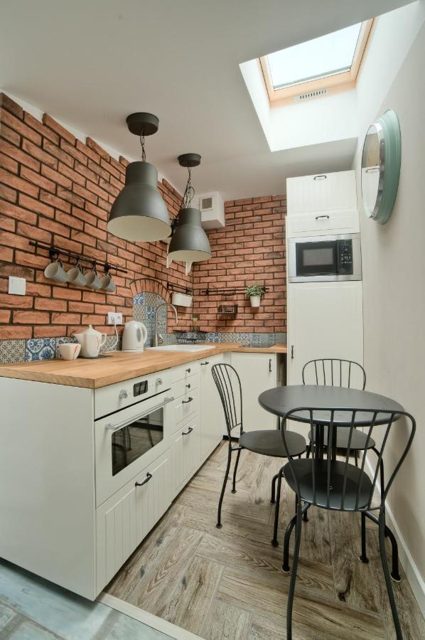Golden Apartments/Boner5 Apartment
