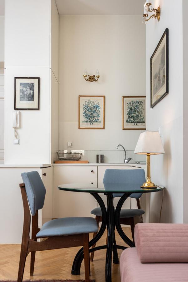 Classy Old Town - By Upstairs Apartment *