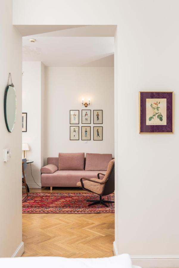 Classy Old Town - By Upstairs Apartment