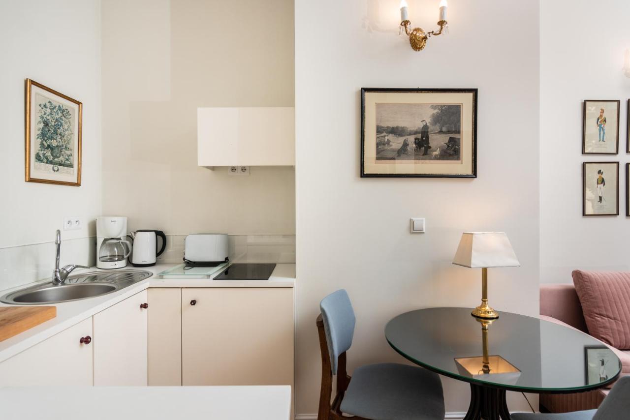 Classy Old Town - By Upstairs Apartment