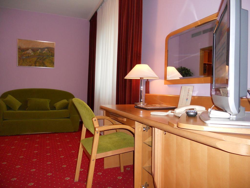 Orient 4*