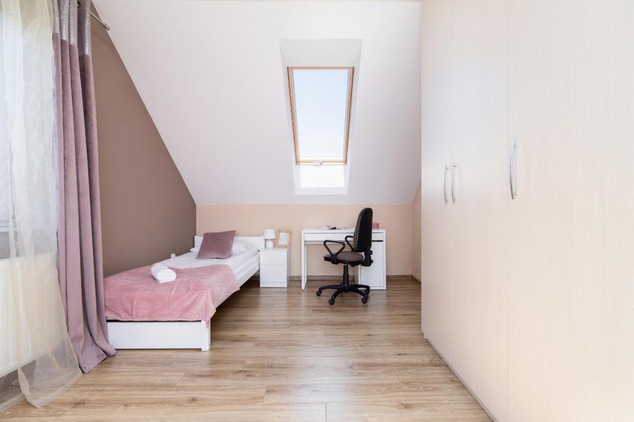 Three-bedroom House Czarnochowice By Renters *