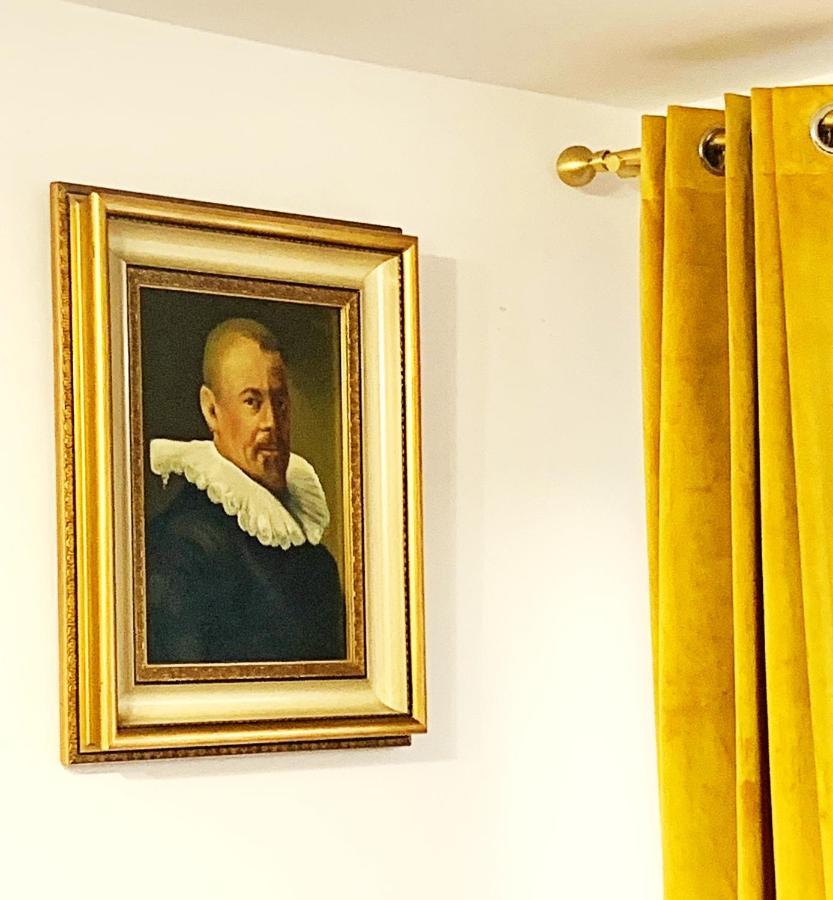 The Castle - Free Parking - Self Check In (Adults Only) Apartment *