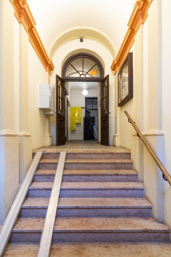 Lilly Main Train Station Old Town By The Heritage House Main Square Cracow * Krakau