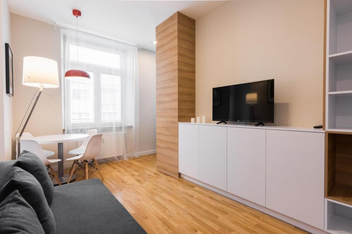 Luxury Nearto Main Square Apartment *