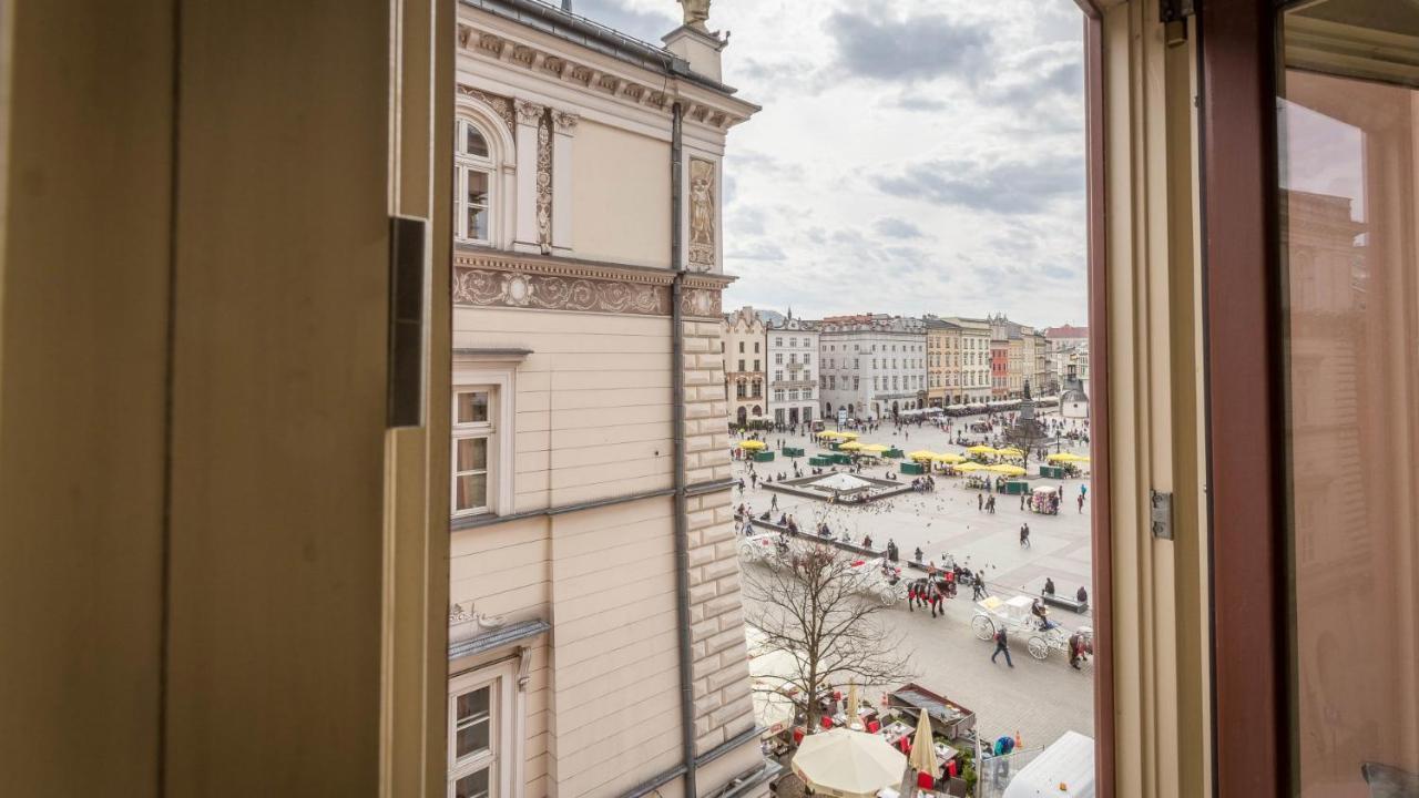 Feniks Fragola Main Square