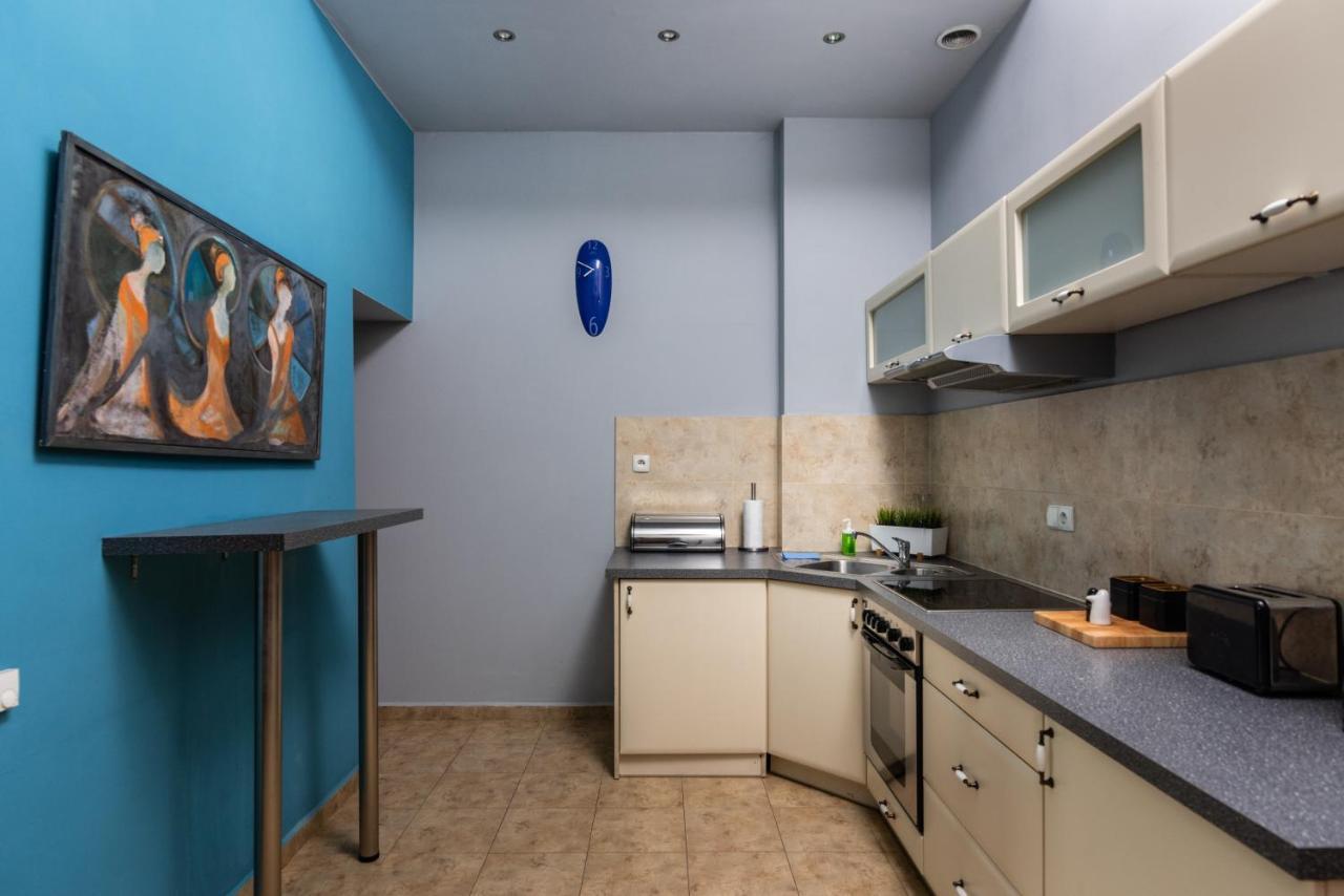 Les Couleurs By Upstairs *