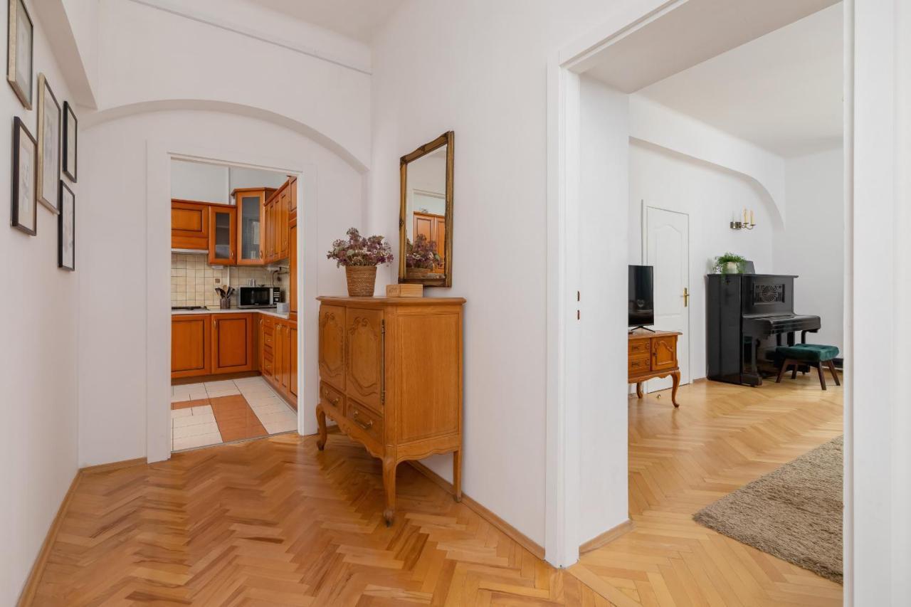 Apartment Spacious Retro In The Center Of Cracow By Renters Krakow