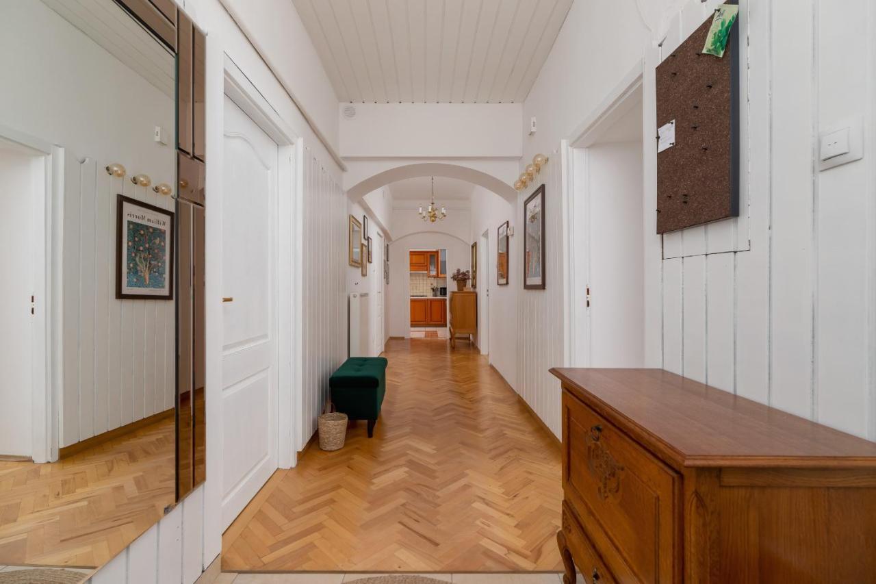 Spacious Retro In The Center Of Cracow By Renters Apartment
