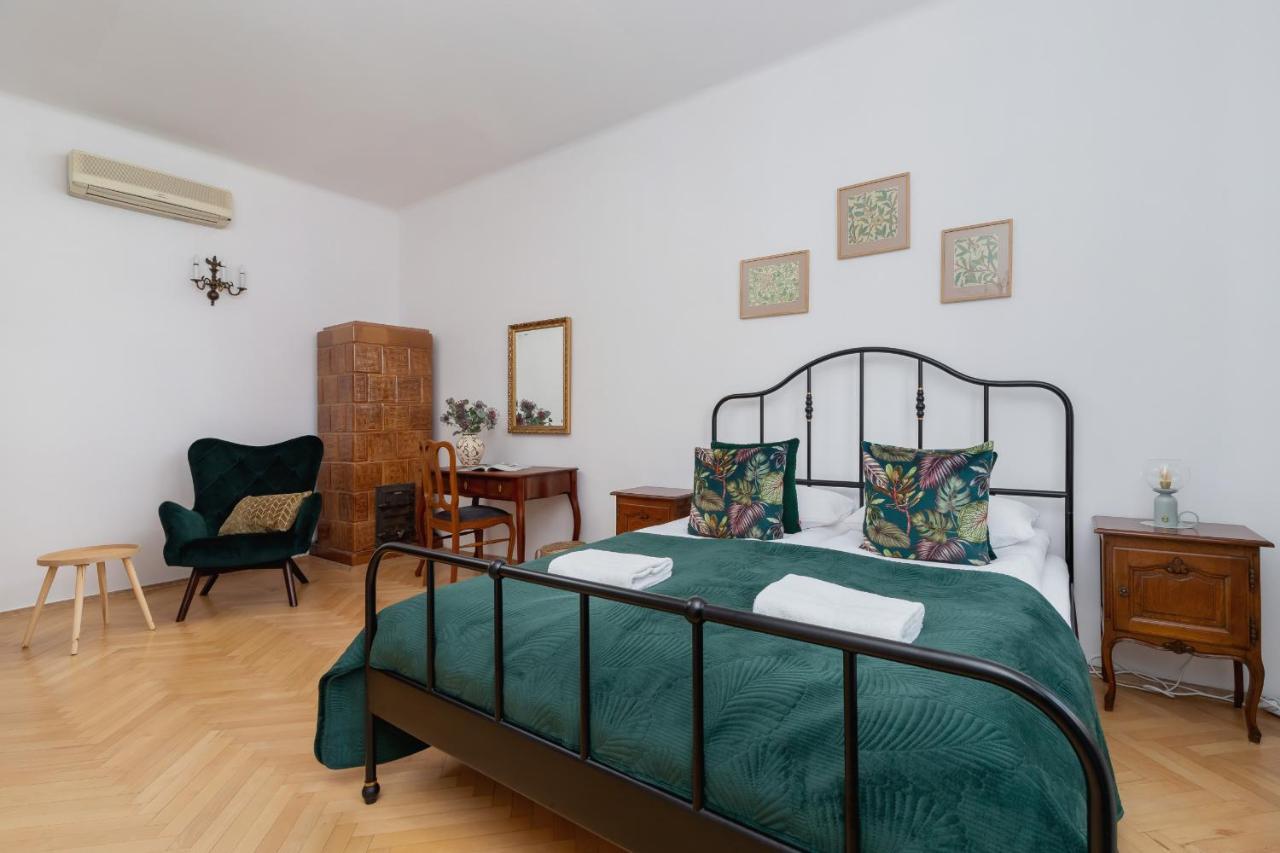 Spacious Retro In The Center Of Cracow By Renters Apartment