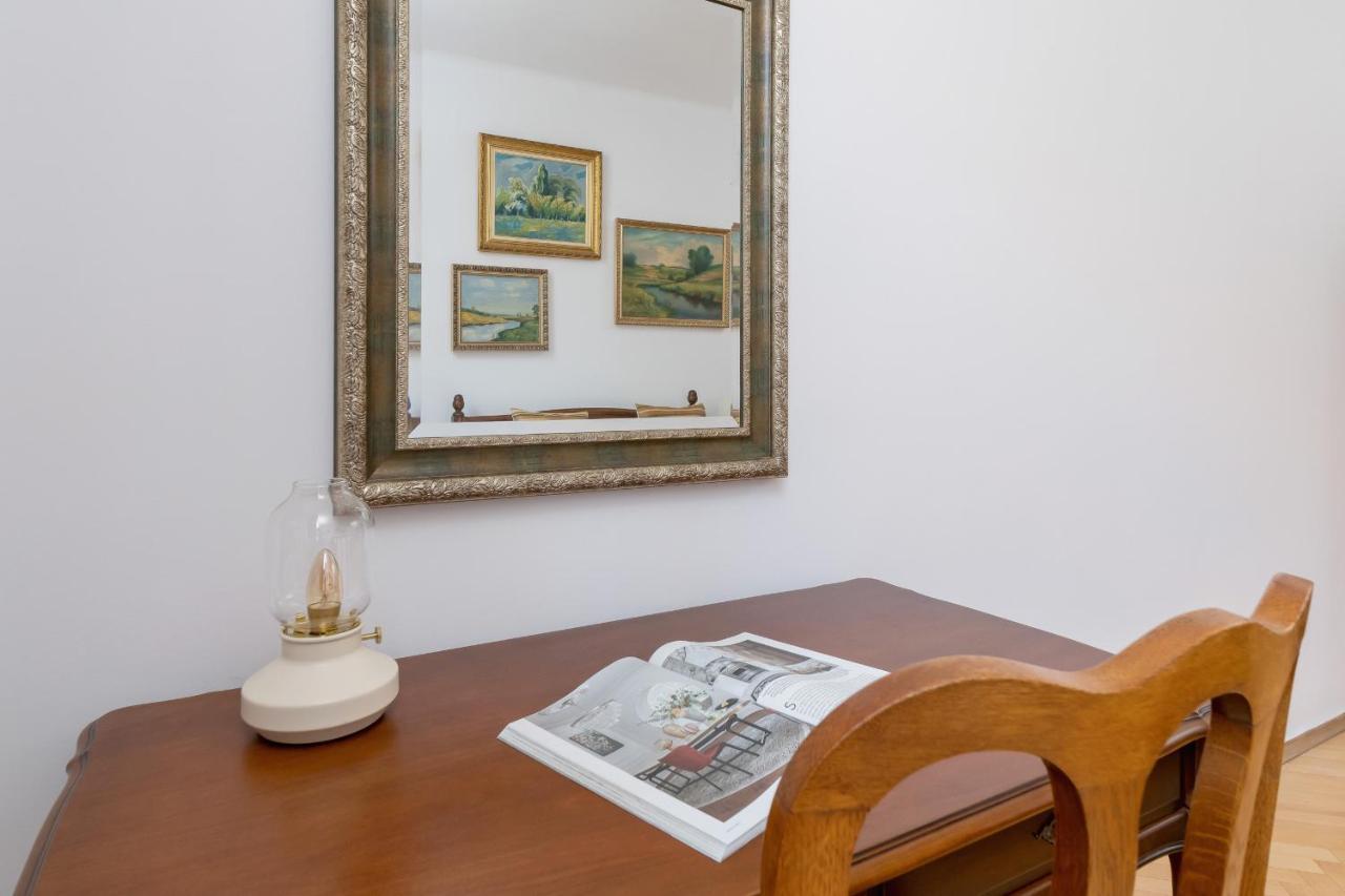 Spacious Retro In The Center Of Cracow By Renters Krakow