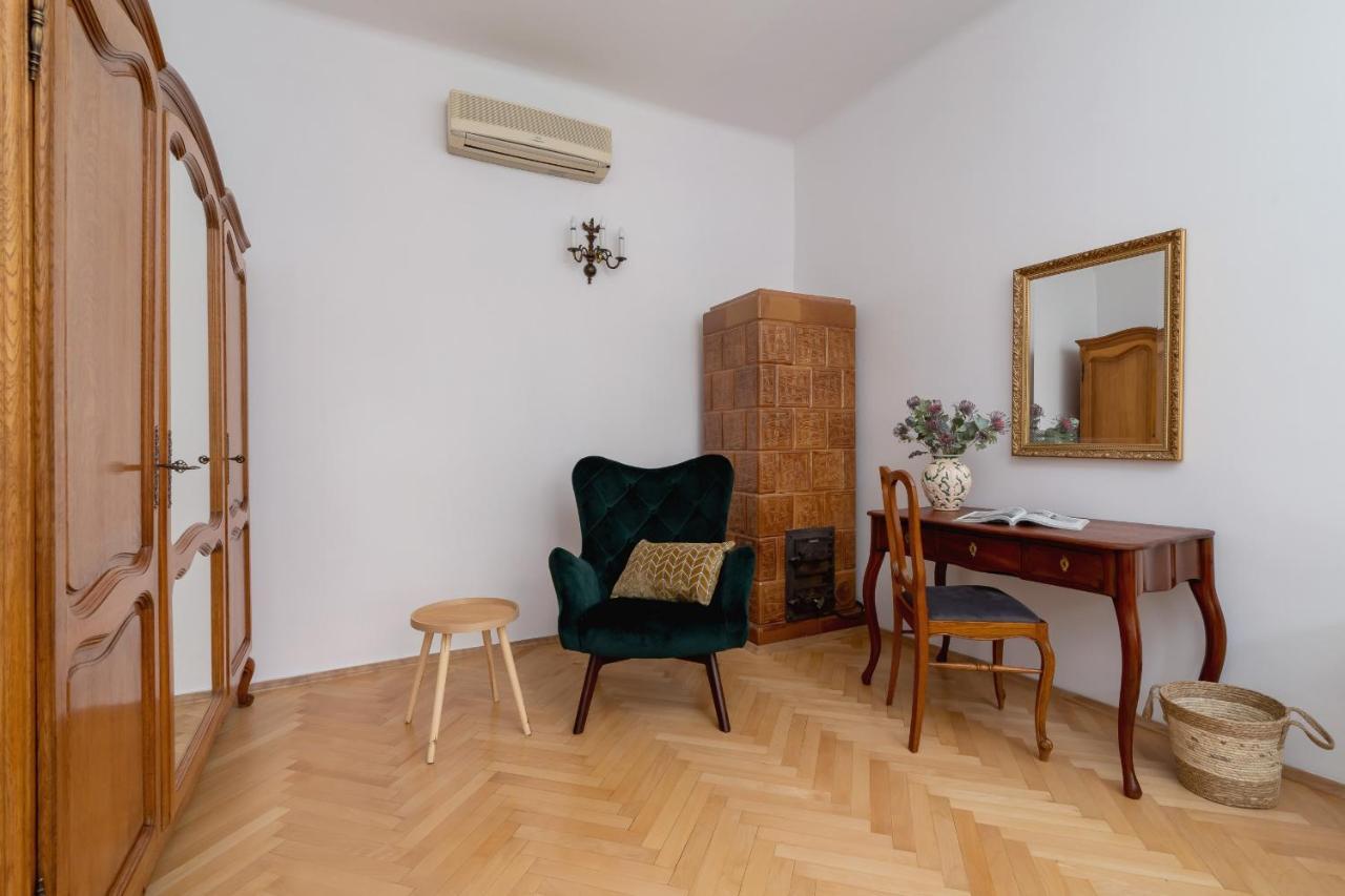 Spacious Retro In The Center Of Cracow By Renters Apartment Krakow