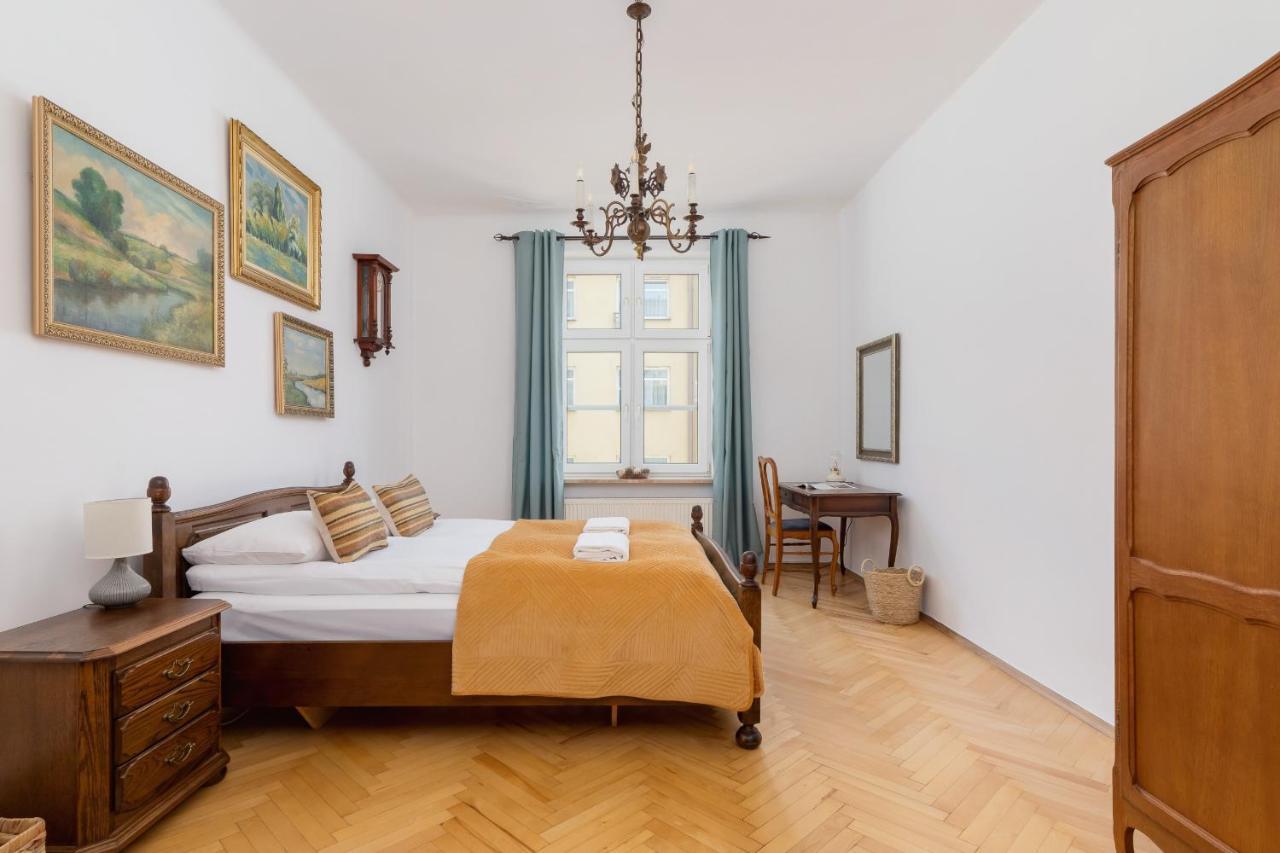 Spacious Retro In The Center Of Cracow By Renters