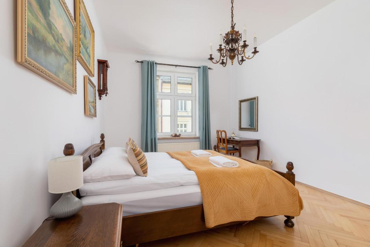 Spacious Retro In The Center Of Cracow By Renters Krakow