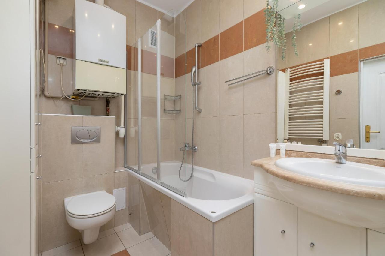 Spacious Retro In The Center Of Cracow By Renters Apartment Krakow
