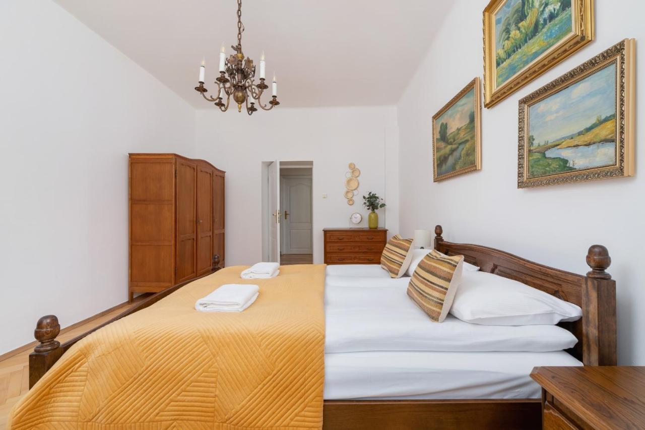 Apartment Spacious Retro In The Center Of Cracow By Renters Krakow
