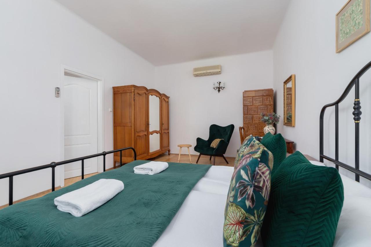 Apartment Spacious Retro In The Center Of Cracow By Renters Krakow