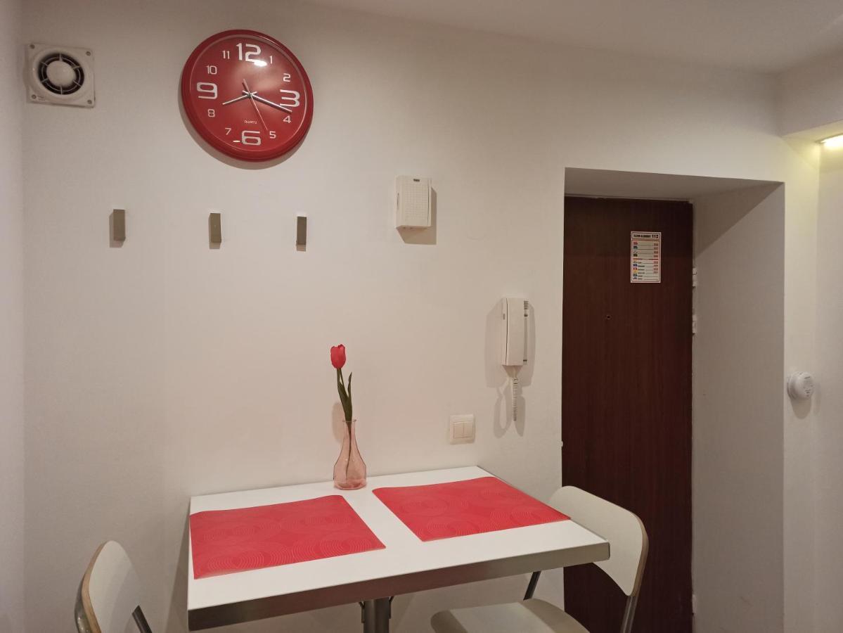 Red&white Lower Ground Floor Apartment