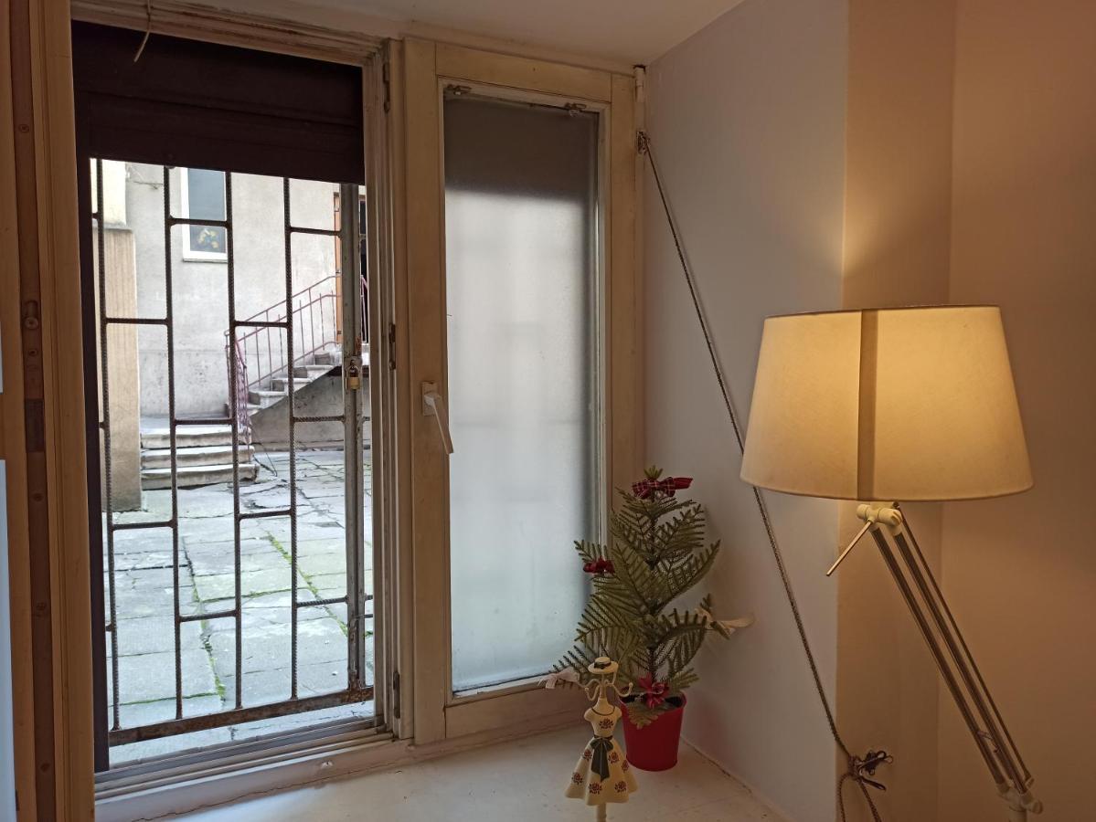 Red&white Lower Ground Floor Apartment *