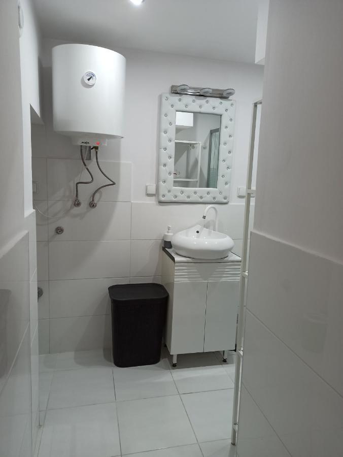 Red&white Lower Ground Floor Apartment