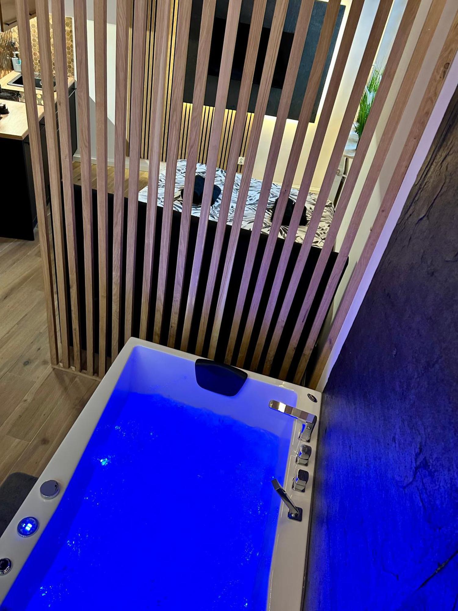 Ocean Black Jacuzzi Krakau
