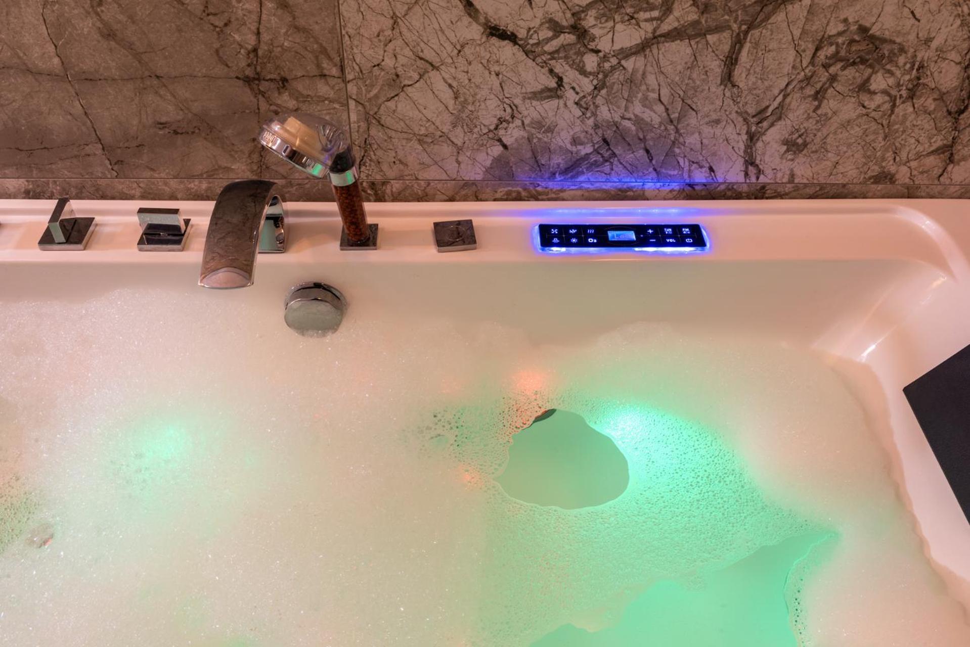 Premium For Old Town & Jewish Quarter - Balcony Pool Onsite Apartment Krakow