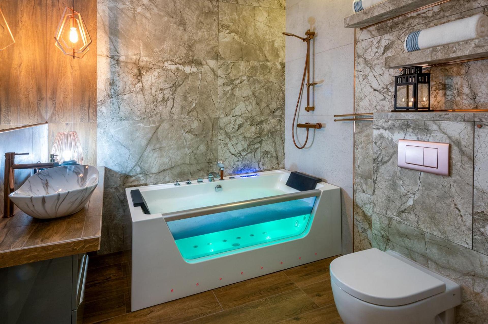 Premium For Old Town & Jewish Quarter - Balcony Pool Onsite Apartment